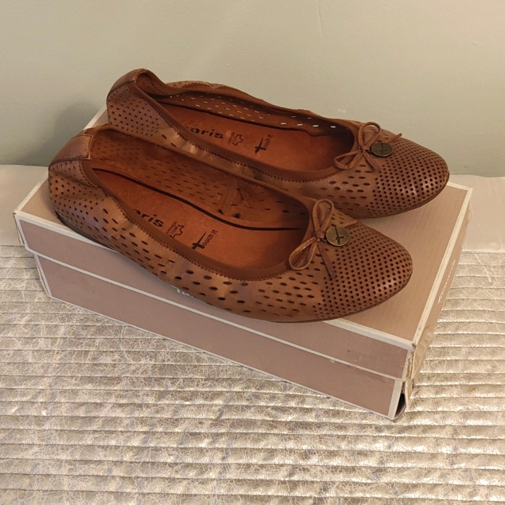 Tamaris flats, size 10